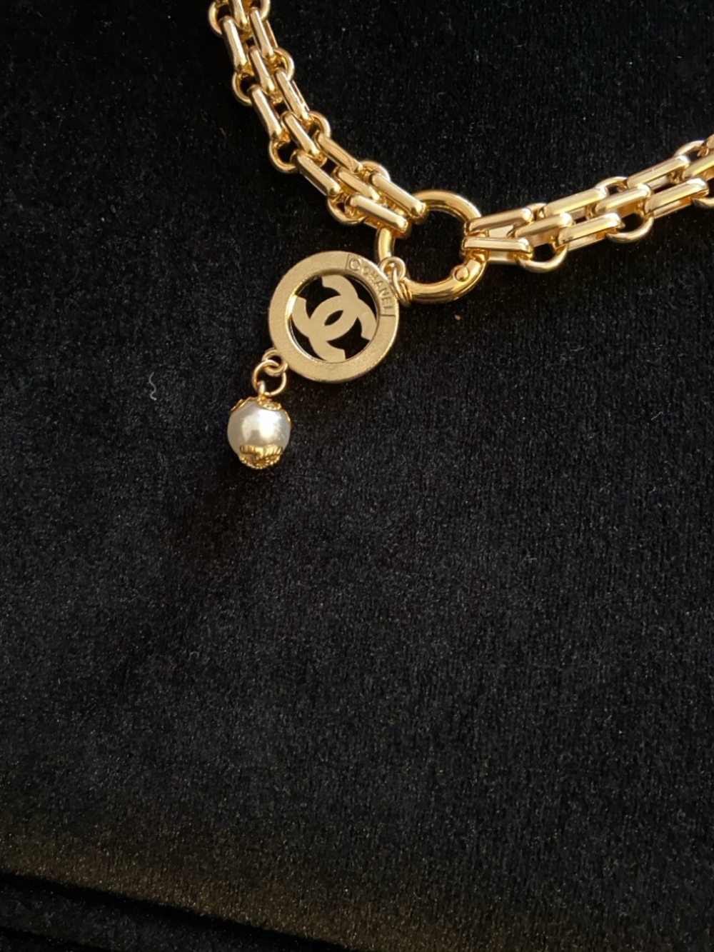 CHANEL Logo Medallion  Pearl Drop Charm And Gold Link Chain Necklace - Picture 7 of 12